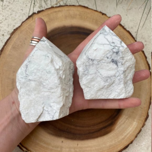 One Howlite Polished Point, Crystal Grid Point, Third Eye Chakra, Boho Decor - Picture 4 of 4